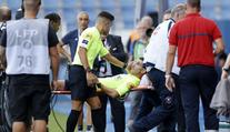 Děsivý moment ve francouzské Ligue 1. Sudí pozdravil hráče, pak zkolaboval