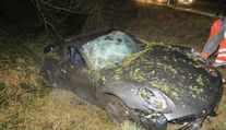 Mladý řidič naboural do stromu, škoda na jeho porsche je několik milionů