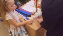 Výuka etikety na školách je populární. Děti učí správně se oblékat nebo stolovat