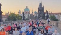 Karlův most obsadily stovky jogínů. Společný Pozdrav slunci trval hodinu