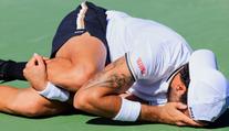 Wimbledonský finalista musel po zranění skrečovat. Kurt opustil na vozíku