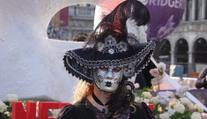 Zlato, peří a zdobené masky. Benátky ovládl tradiční karneval