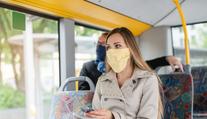 Vědci: Dvoumetrové rozestupy šíření viru nezabrání. Venku jsou zbytečné