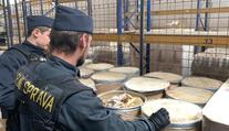 Rekordní nález v Praze! Celníci objevili 3 tuny surovin na pervitin