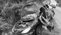 Malé dítě (†3) zemřelo při nehodě. Řidička převrátila auto na střechu