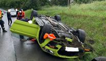 Vypůjčený mustang skončil na střeše. Majitel půjčovny odmítá kritiku: Gumy byly v pořádku!