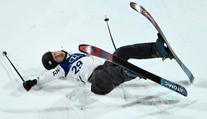 Hrozivý pád na olympiádě. Finský lyžař zůstal bezvládně ležet