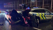 Opilý řidič v Praze narazil do policejního auta. Dva policisté skončili v nemocnici