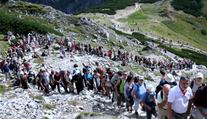 Tatry zahltily davy turistů. Na vrchol stáli frontu jako v obchodě před Vánoci