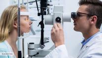 Nepodceňujte své oči. Rutinní test zraku v optice ženě zachránil život