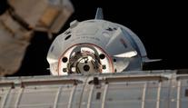 Astronauté „přeparkovali“ vesmírnou loď Dragon