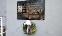 Před 78 lety začalo Pražské povstání. Pomníky padlých zdobí květiny a svíčky