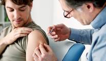 Vakcína proti rakovině děložního čípku ochrání před nádorem i muže