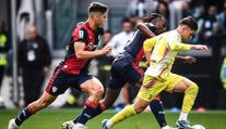 Juventus daroval bod Cagliari, Fiorentina zaskočila AC Milán