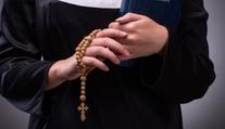 Žena pracuje jako pornoherečka i pastorka. Ráda se miluji i modlím, hájí se