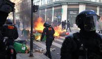 Demonstranti staví barikády a vtrhli na radnici. Francií otřásají protesty