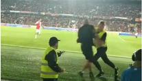 Nový záběr z derby! Takhle si ochranka poradila s fanouškem Sparty