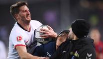 Hráč sestřelil trenéra soupeře, vrhla se na něj celá lavička
