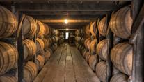 Sklad v Kentucky se zhroutil. Do země vyteklo 9000 sudů whiskey