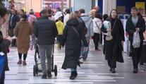 Lidé vzali obchody útokem. Na silvestra skupovali chlebíčky i nealko víno