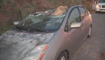 Na auto spadl obrovský balvan. Řidič vystoupil na poslední chvíli