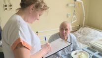 Zájem o práci ošetřovatelů v Česku roste. Lidi láká především jistota