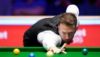 Snookerový hráč na MS přelstil sudího, aby nekoukal. Pak posunul kouli rukou