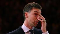 Gasol se neubránil slzám. Lakers vyvěsili jeho dres vedle Kobeho