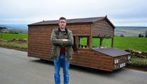 Angličan si přestavěl auto na pojízdnou chatu! GALERIE