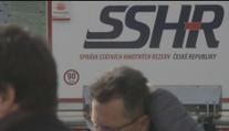 Armáda v noci rozvezla respirátory a roušky. Statisíce jich stále chybí