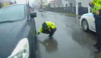Před policií se schoval pod auto. Muž měl v Ostravě krást stroj Technických služeb