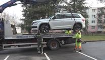 Ve městech začalo čištění ulic. Spolu s ním razantně přibývá odtažených aut
