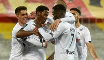 Lille smetlo Lens a drží náskok na PSG. Na Ostrovech ztratil Leicester
