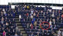Při hymně EU se Farage a spol. otočili zády. SPD zůstala sedět