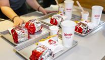 Nová konkurence pro oblíbené fastfoody. Do Česka míří legendární značka