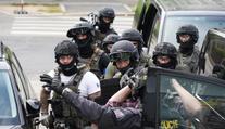 Drama v Braníku. Policie se po hodinách dostala k ženě, kterou muž držel násilím v bytě