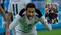 Neymar neunesl finálovou porážku, fanouškovi napálil pěstí! VIDEO