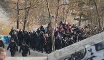 VIDEO: Fanoušci Slavie pochodovali na Letnou. V akci byl i vrtulník