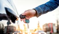Klíčem jsem odemkl cizí auto, volal muž strážníky. Pak se děly věci!