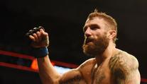 Opilý UFC zápasník se zranil při pokusu vlézt do klece, byl vyveden policií