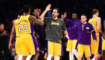 Mitchellův trojkový fičák a další triumf Utahu! Souboj titánů ovládl LeBron
