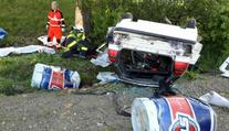 Auto plné nafty vrazilo do stromu a skončilo na střeše, řidič nepřežil
