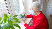 Covid v domovech seniorů. Na povrchu těchto věcí je virus přítomný nejčastěji