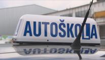 Studenti autoškoly čekají na zkoušku měsíce. Komisařů je dost, tvrdí ministerstvo