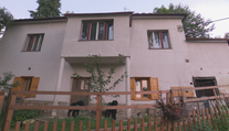Střelba i drsné výhrůžky zabitím. Manžele měsíce terorizuje soused