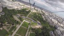 Adrenalin v Paříži, z Eiffelovy věže lidé sjíždí po drátě dolů