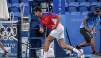 Naštvaný Djokovič opět rozbíjel rakety, jedna skončila i v hledišti