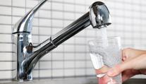 Voda z kohoutku chutná divně, stěžují si lidé. Není se čeho bát, tvrdí vodárna