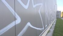 Sprejer pomaloval fasádu domu v Hradci Králové. Způsobil škodu za statisíce