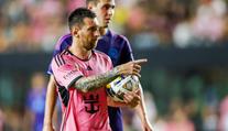 Sprosťák Messi. Nejdřív dal gól, pak řval na sudího. Za nadávky vyfasoval trest